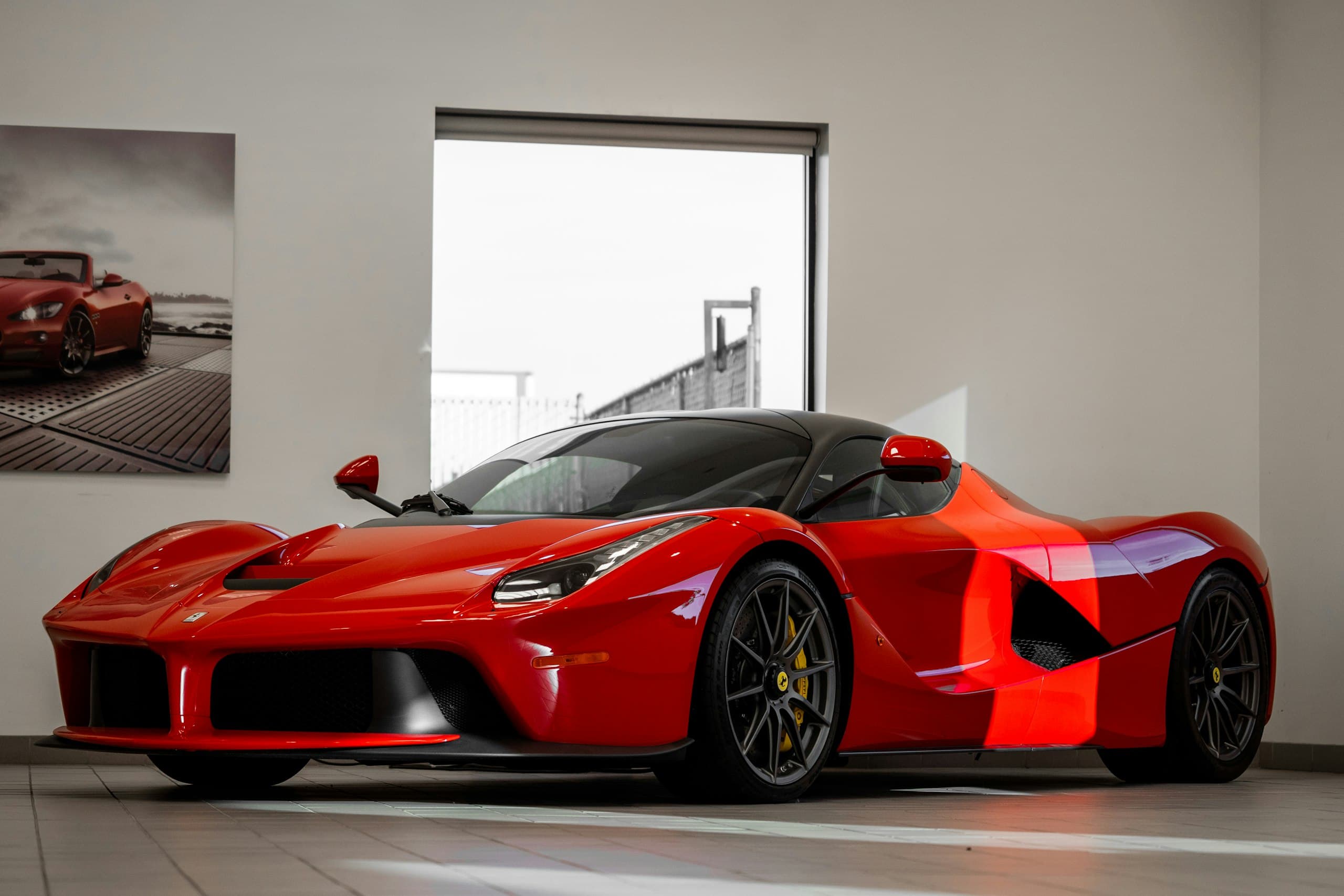 Superesportivo vermelho em um showroom iluminado
